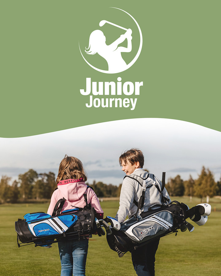 Två barn bär golfbagar och går på en golfbana, med logotypen "Junior Journey" och en siluett av en golfspelare ovanför.