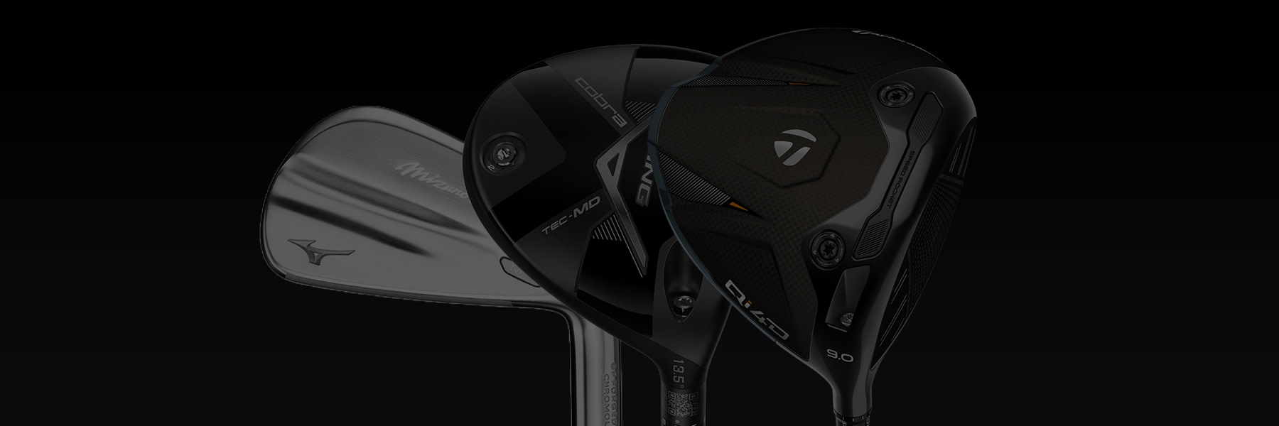 Tre golfklubbor står uppradade mot svart bakgrund, inklusive en järnklubba från Mizuno, en Cobra TEC-MD och en TaylorMade Qi10 driver.
