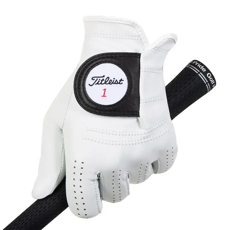 En vit golfhandske med svart och vit Titleist-logotyp håller i ett svart golfklubbsgrepp med texten "Pride Golf".