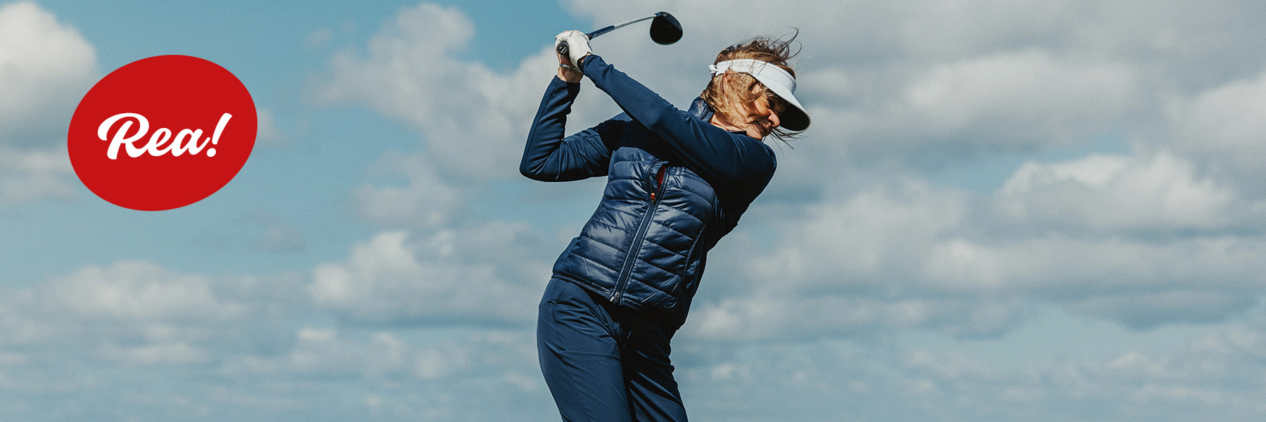 Kvinna i blå golfkläder svingar en golfklubba utomhus, röd cirkel med texten "Sale!" till vänster.