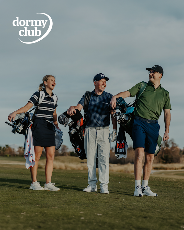 Tre män i golfkläder skrattar och samtalar utomhus på en golfbana, med texten "dormy club" ovanför dem.