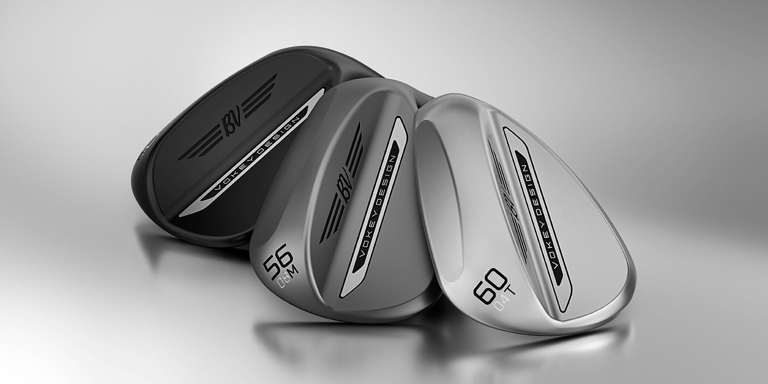 Tre golfklubbor av typen wedge, märkta med "VOKEY DESIGN", ligger sida vid sida på en blank yta.