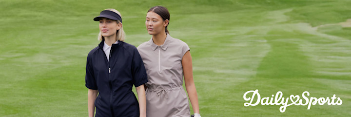 Två kvinnor i sportkläder promenerar på en golfbana, med Daily Sports-logotypen i nedre högra hörnet.