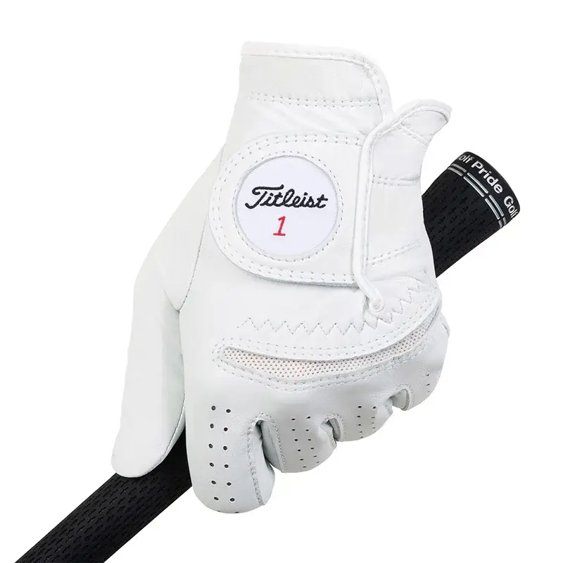 En hand med en vit Titleist golfhandske håller i ett svart golfklubbsgrepp med texten "Golf Pride".
