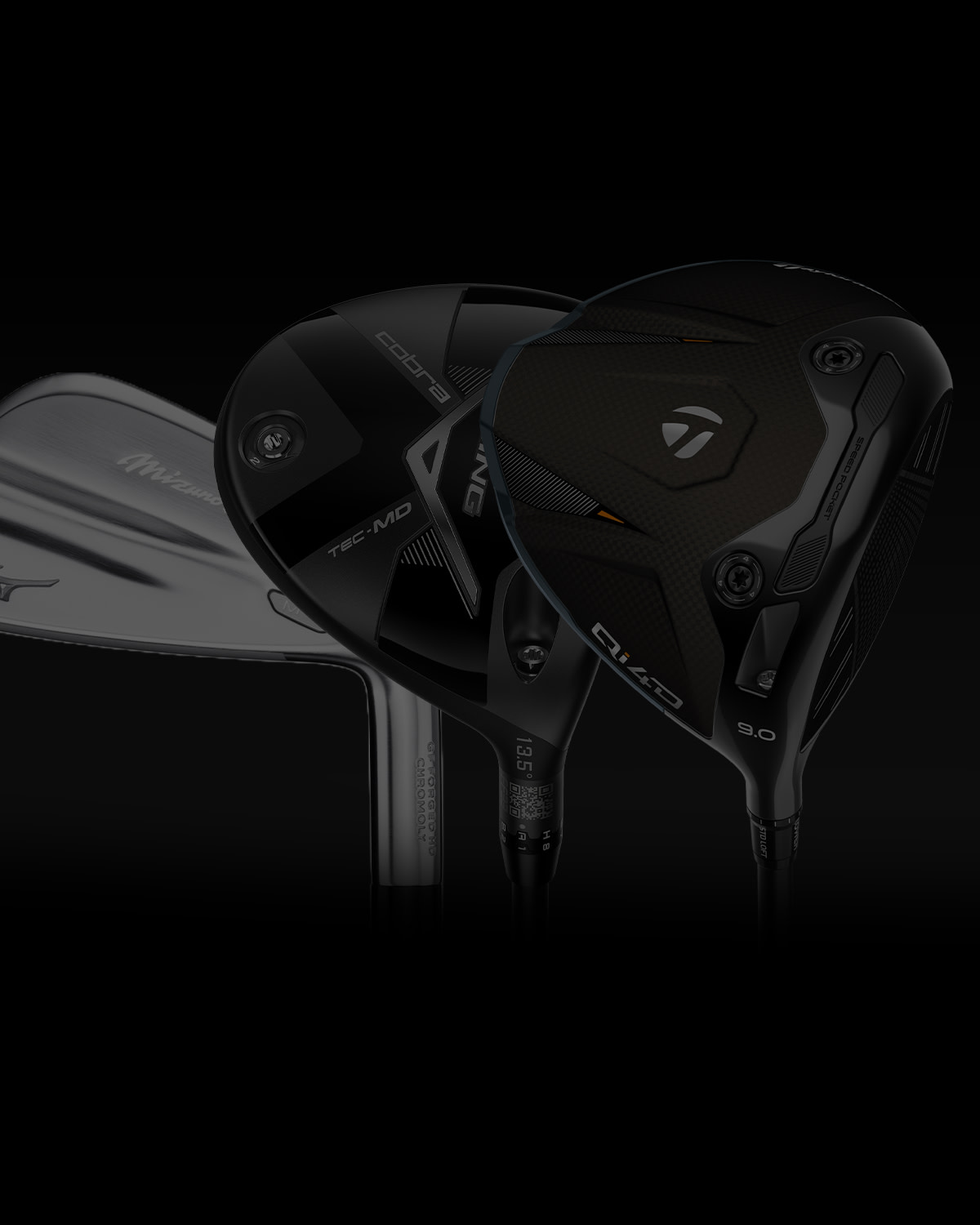 Tre golfklubbor, inklusive en järnklubba från Mizuno och två drivers från Cobra och TaylorMade, står mot svart bakgrund.